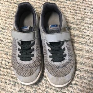 Nike boys flex sneaker